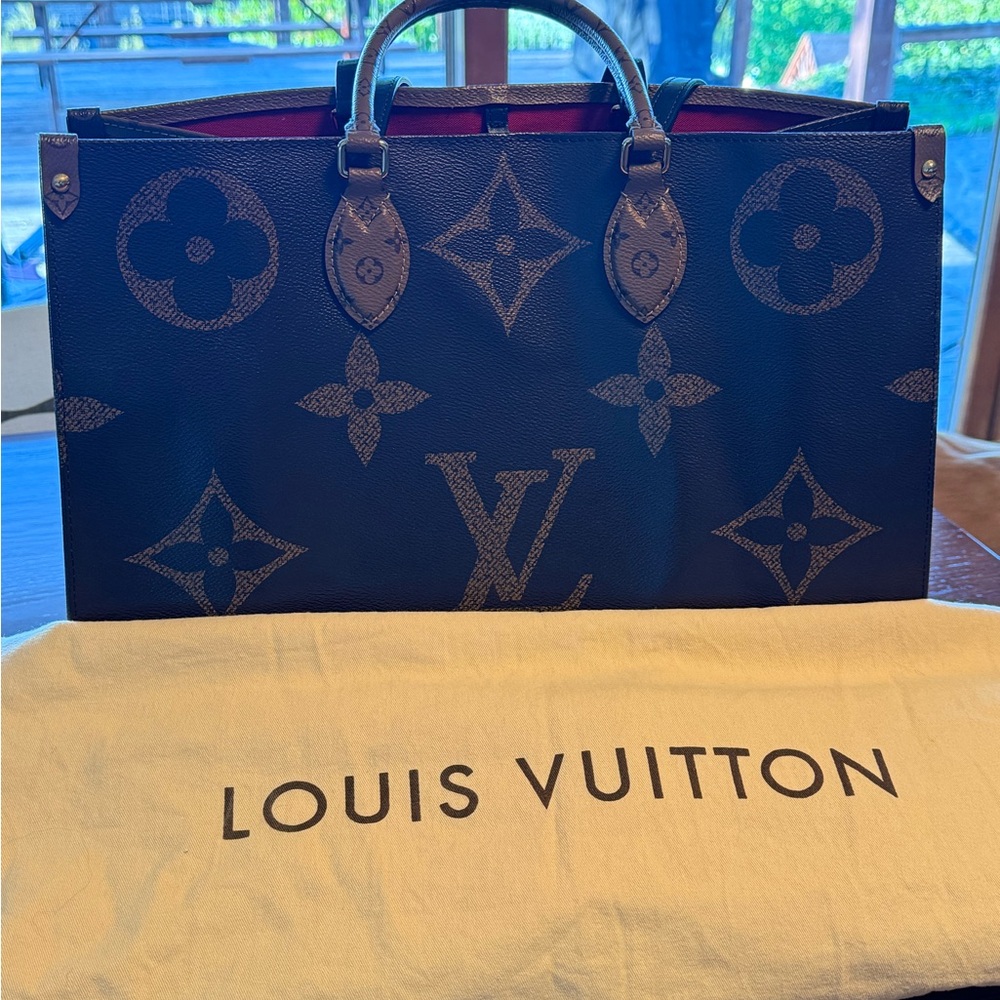 Louis Vuitton GM Monogram On The Go Tote Bag - Picture 15 of 16